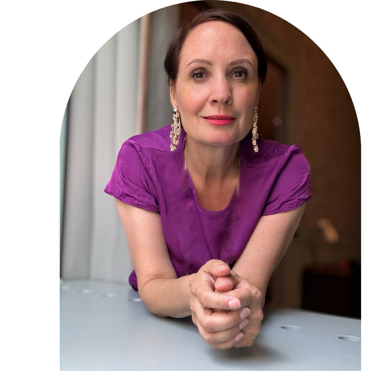 Porträt von Ingrid, Gründerin von Lustwanderin, Reisebloggerin und Travel Content Creatorin. Porträtbild zeigt Ingrid im lila Kleid, lächelt in Kamera.