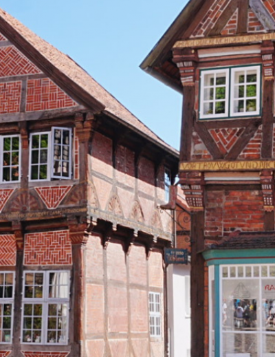 Historische Backstein-Fachwerkhäuser am Marktplatz in Mölln mit blauem Sommerhimmel – Tagesausflug ab Hamburg in die Till Eulenspiegel Stadt