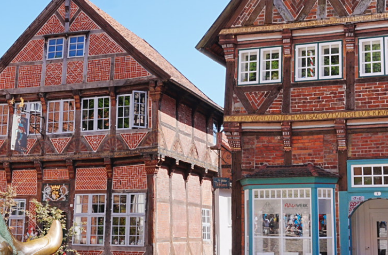 Historische Backstein-Fachwerkhäuser am Marktplatz in Mölln mit blauem Sommerhimmel – Tagesausflug ab Hamburg in die Till Eulenspiegel Stadt