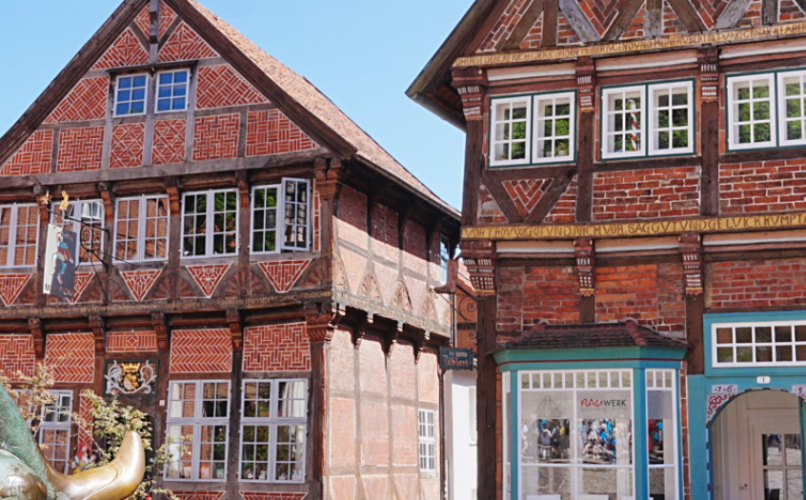 Historische Backstein-Fachwerkhäuser am Marktplatz in Mölln mit blauem Sommerhimmel – Tagesausflug ab Hamburg in die Till Eulenspiegel Stadt