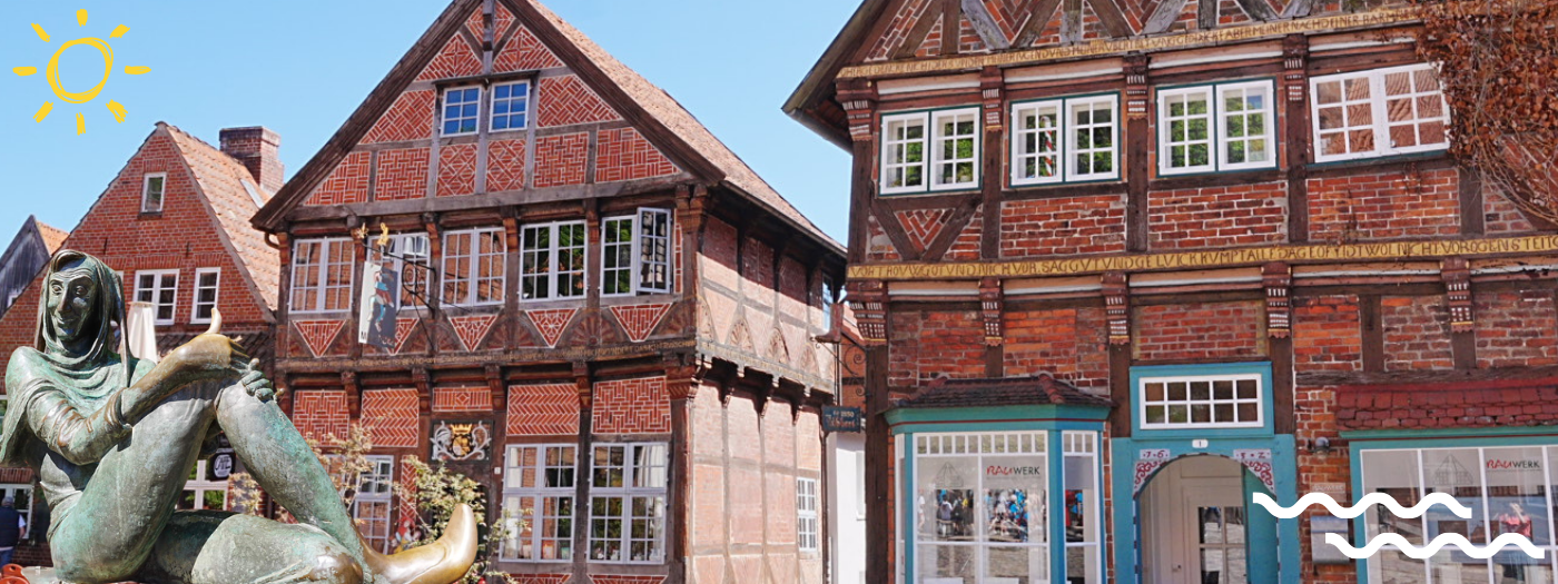 Historische Backstein-Fachwerkhäuser am Marktplatz in Mölln mit blauem Sommerhimmel – Tagesausflug ab Hamburg in die Till Eulenspiegel Stadt