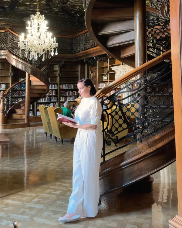 Ingrid liest zwischen Wendeltreppen in der Szabó-Ervin-Bibliothek in Budapest