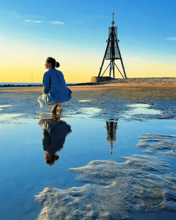 Ingrid bei Ebbe vor der Kugelbake in Cuxhaven im Abendlicht
