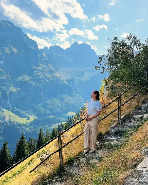 Ingrid auf dem Bergpfad zum Berggasthaus Aescher im Appenzellerland