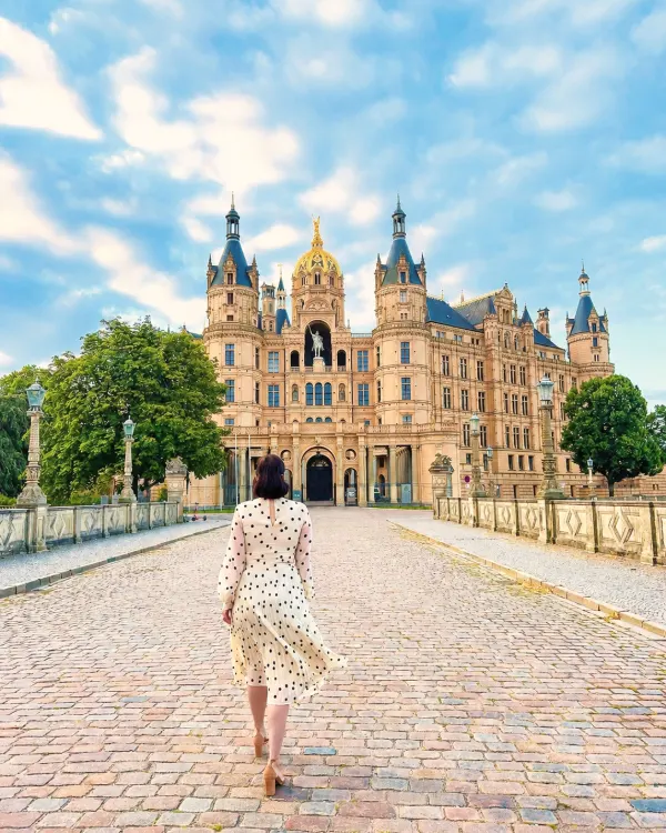 Ingrid im Punktekleid auf der Schlossbrücke zum Schweriner Schloss