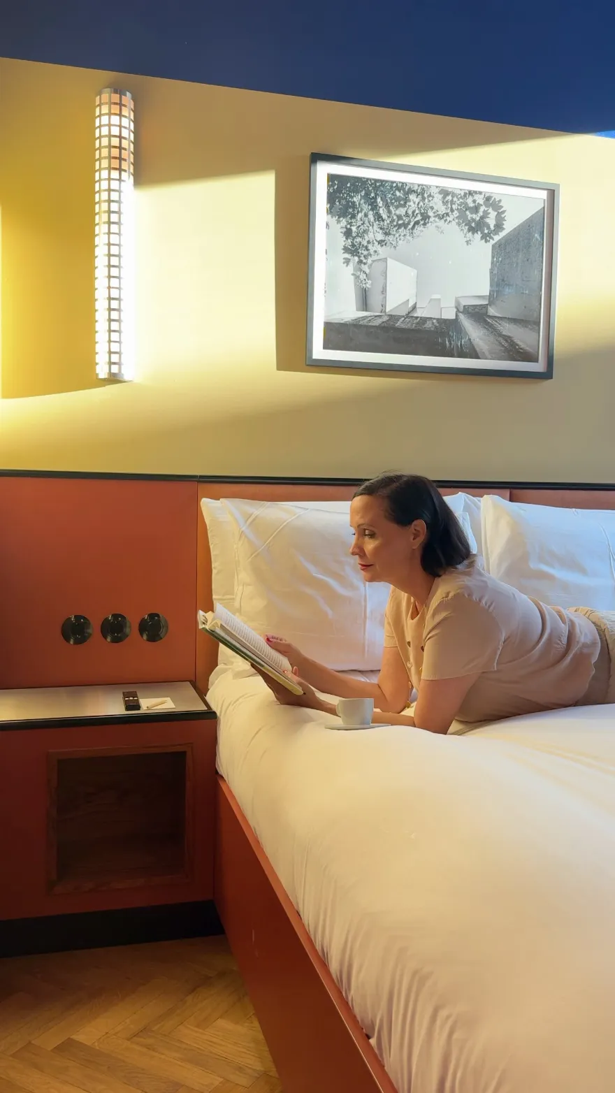 Reisebloggerin Ingrid liest im Hotelzimmer des The Companion Hotel in Wien