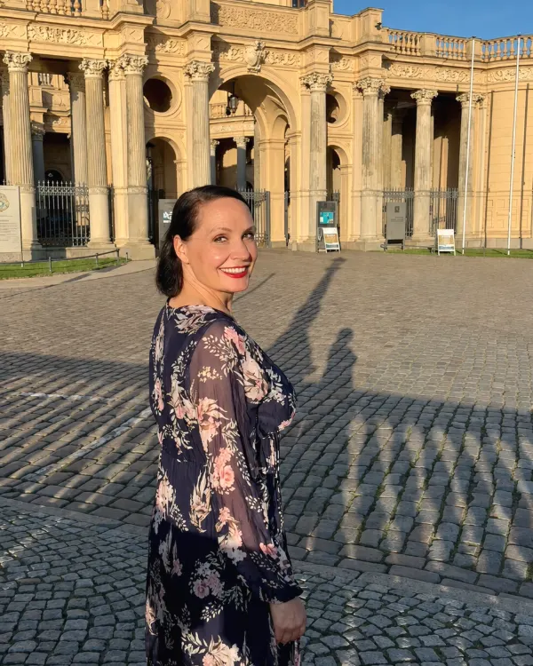 Reisebloggerin Ingrid im Blumenkleid am Schweriner Schloss