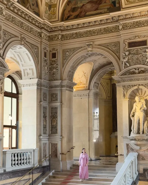 Ingrid im rosa Kleid auf der Prunktreppe im Naturhistorischen Museum Wien