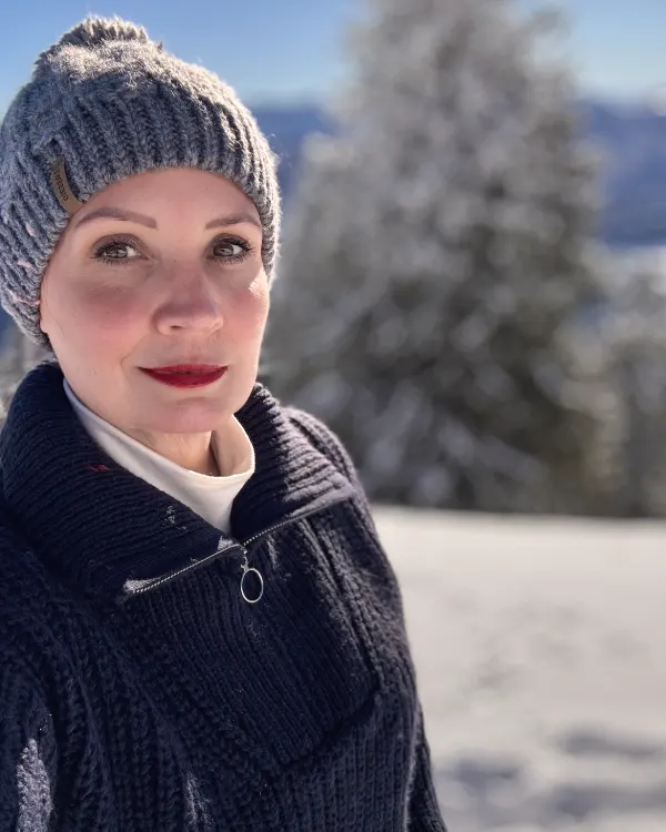 Ingrid mit Wollmütze im Schnee auf dem Schafberg am Wolfgangsee