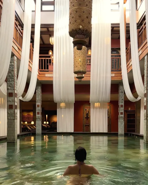 Ingrid im Innenbecken des Vabali Spa in Glinde